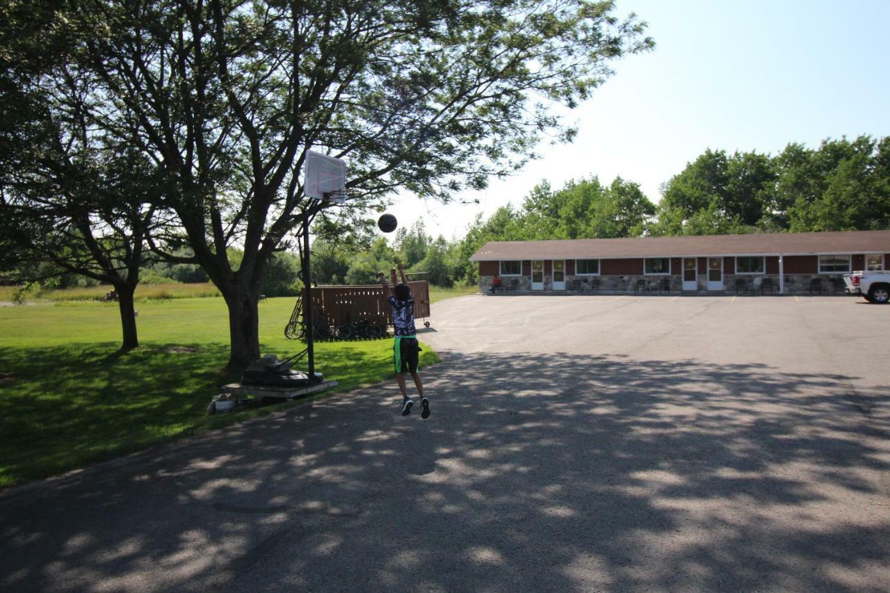 Rogers Motel Smiths Falls Exterior foto